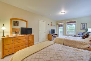 una camera da letto con due letti e una TV a schermo piatto di Cozy Birchwood Condo on Tagalong Golf Course! a Birchwood