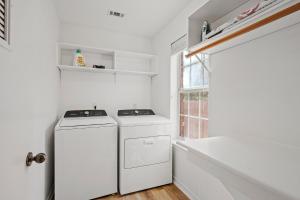 Kuchyň nebo kuchyňský kout v ubytování 5BD Texas Charm - Play Ball Theme & Backyard + 26 fotografií