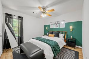 Postel nebo postele na pokoji v ubytování 5BD Texas Charm - Play Ball Theme & Backyard