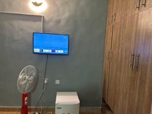 Televisyen dan/atau pusat hiburan di Miraph Apartment II