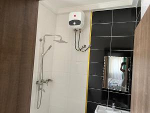 Ένα μπάνιο στο Miraph Apartment II