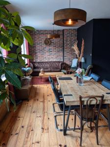 a living room with a table and a couch at Les jardins de Romy in Calais