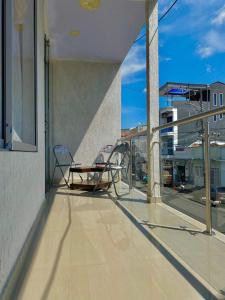 two chairs sitting on the balcony of a building at Apartamento Familiar En Cartago in Marinita