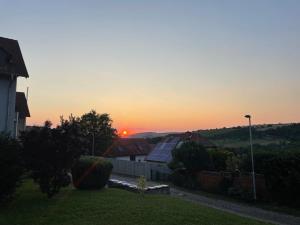 Východ nebo západ slunce při pohledu z apartmánu nebo okolí + 2 fotografie