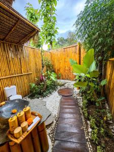 Penida Bambu Green Villas外面的花园