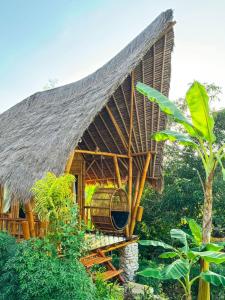 Penida Bambu Green Villas外面的花园