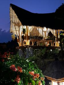 Penida Bambu Green Villas外面的花园
