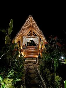 Penida Bambu Green Villas外面的花园