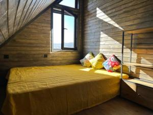 En eller flere senge i et værelse på The Black Hills - Cottage in Dusheti