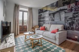 sala de estar con sofá y mesa en Slow Suites Luchana, en Madrid