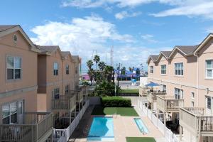 Bazén v ubytování Marlin by South Padre Resort Rentals nebo v jeho okolí