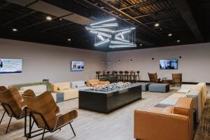 ブルーミントンにあるCrowne Plaza Suites MSP Airport - Mall of America by IHGのソファ、椅子、テーブルのある待合室