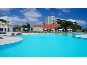 una grande piscina blu di fronte a un edificio di Beach Hotel Sunshine Ishigakijima - Vacation STAY 95045v a Isola di Ishigaki Altre 60 foto