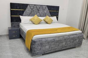 Ένα ή περισσότερα κρεβάτια σε δωμάτιο στο Lissa Luxury Home Beachfront Bliss,3 bedroom Apartment,Nyali,Mombasa