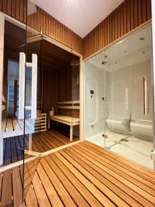 bagno con doccia e parete in vetro di Le Pact - Gîte familial ad Anhée