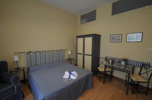 sypialnia z łóżkiem, stołem i krzesłem w obiekcie Monteoliveto Bed & Breakfast w mieście Napoli