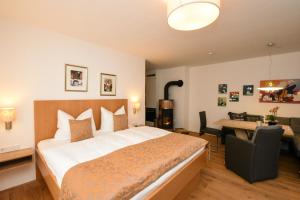 pokój hotelowy z łóżkiem i biurkiem w obiekcie Luxusapartment Müllerhaus w mieście Mühlbach am Hochkönig