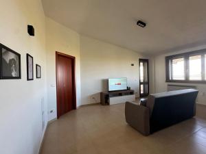 ein Wohnzimmer mit Sofa und Fernseher in der Unterkunft Maison Grem in Ordona
