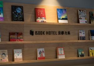 un estante lleno de libros en una tienda en BOOKHOTEL Kyoto Kujo - Vacation STAY 95401v, en Kioto