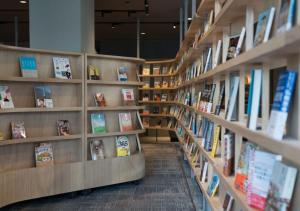 Un pasillo de biblioteca con muchos libros en los estantes. en BOOKHOTEL Kyoto Kujo - Vacation STAY 95401v, en Kioto