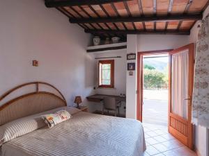 une chambre avec un lit, un bureau et une porte dans l'établissement Villa New Charme, à Castellammare del Golfo