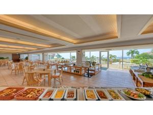 un ristorante con tavoli e sedie e cibo in esposizione di Beach Hotel Sunshine Ishigakijima - Vacation STAY 95045v a Isola di Ishigaki