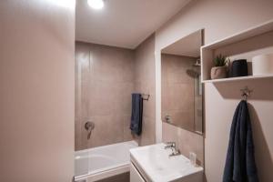 un baño con lavabo y bañera en 109 Mossel Cove Home away from Home, en Mossel Bay 8 fotos más