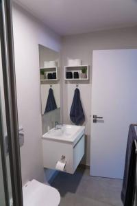 Un baño blanco con lavabo e inodoro. en 109 Mossel Cove Home away from Home, en Mossel Bay