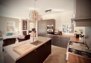 Η κουζίνα ή μικρή κουζίνα στο Luxe vakantievilla met jacuzzi