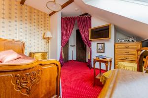 ein Schlafzimmer mit einem Bett und einer Kommode in der Unterkunft Dům U Pana domácího in Zlín