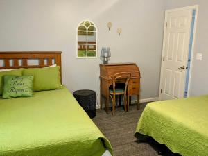 a bedroom with two beds and a desk and a desk at Tippicanoe Lodge in Kingsley +34 photos