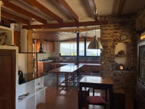 Η κουζίνα ή μικρή κουζίνα στο Albergue Mas de la Montaña del Cocodrilo