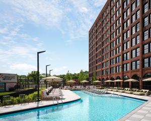 a large swimming pool in front of a building at Memoir Wedgewood Houston in Nashville