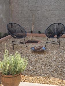 two chairs and a plate on the ground with plants at Acolhedor ao lado de Vinícola e Centro in Espirito Santo Do Pinhal