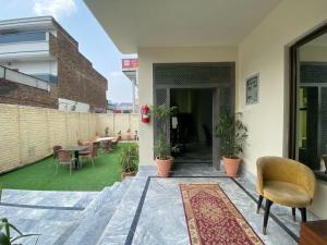 an outdoor patio with chairs and a table with plants at VIP Express in University Town