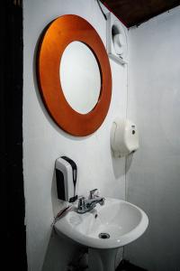 bagno con lavandino e specchio a parete di Hostal Loco Coco Loco a Città di Panama