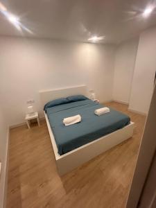 Un dormitorio con una cama con dos toallas encima. en Padre Anchieta 35 - 5, en Santa Cruz de Tenerife