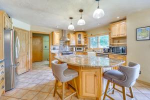 una cucina con un'ampia isola con sedie intorno di Dog-Friendly Home with Hot Tub and Decks in Durango! a Durango