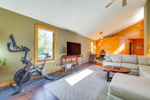 un soggiorno con divano e cyclette di Dog-Friendly Home with Hot Tub and Decks in Durango! a Durango