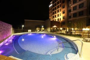 Bazén v ubytování Staybridge Suites Chihuahua by IHG nebo v jeho okolí