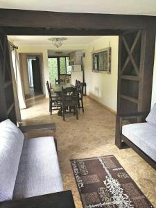 サンミゲル・デ・アジェンデにあるCasa Eugenia, tu hogar en San Miguel de Allendeのソファとテーブルのあるリビングルーム