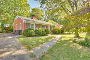 Taman di luar 1 Mi to Friendly Center Greensboro Family Home