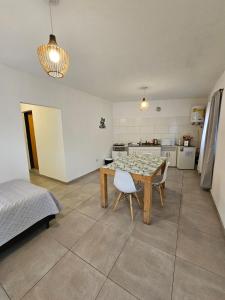 a room with a table and chairs and a kitchen at Center Cruz del Eje in Cruz del Eje