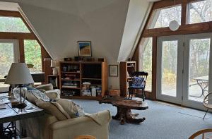 un soggiorno con un divano e un tavolo di Northern Lights-Lake Michigan a Northport