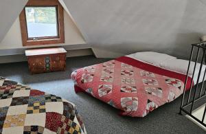 una camera da letto con due letti e una finestra di Northern Lights-Lake Michigan a Northport