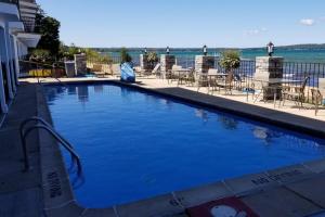 トラバースシティにあるPointes North 107- Grand Traverse Bay-Traverse Cityの- 水辺の景色を望む青い大型スイミングプール