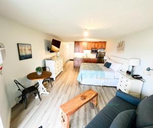 トラバースシティにあるPointes North 107- Grand Traverse Bay-Traverse Cityの部屋にベッドとソファがある寝室