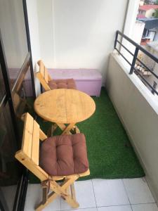 a table and two chairs and a table and a table at Amplio depto,parqueo,zona exclusiva in Cochabamba