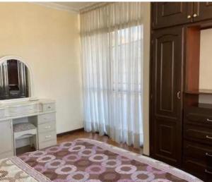 a bedroom with a bed and a desk and a window at Amplio depto,parqueo,zona exclusiva in Cochabamba +12 photos