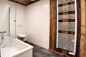 a bathroom with a tub and a toilet and a sink at Résidence Les Cristaux - Appartement rénové · Proche des pistes · Balcon · Hammam · WIFI · Sauna MAE-6704 in Levassaix +20 photos